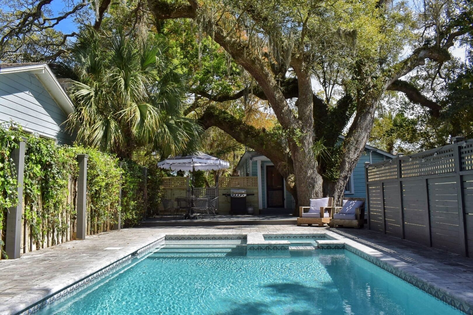 NEW: Classic SSI BEACHHOUSE w/GUESTHOUSE and POOL!