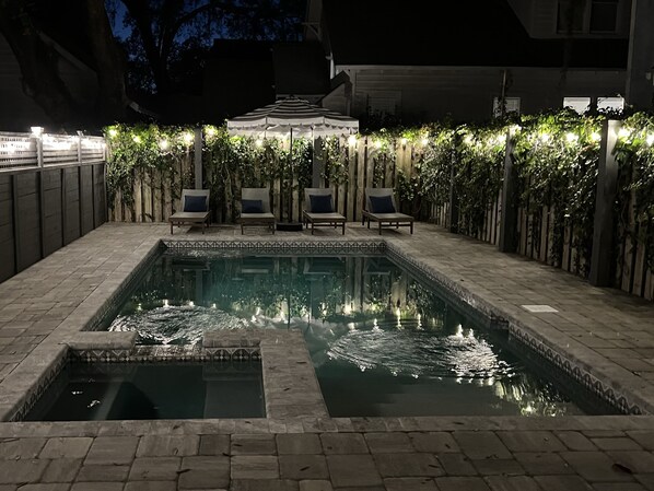 Alberca al aire libre y alberca climatizada