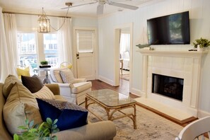 Smart TV, chimenea y libros 