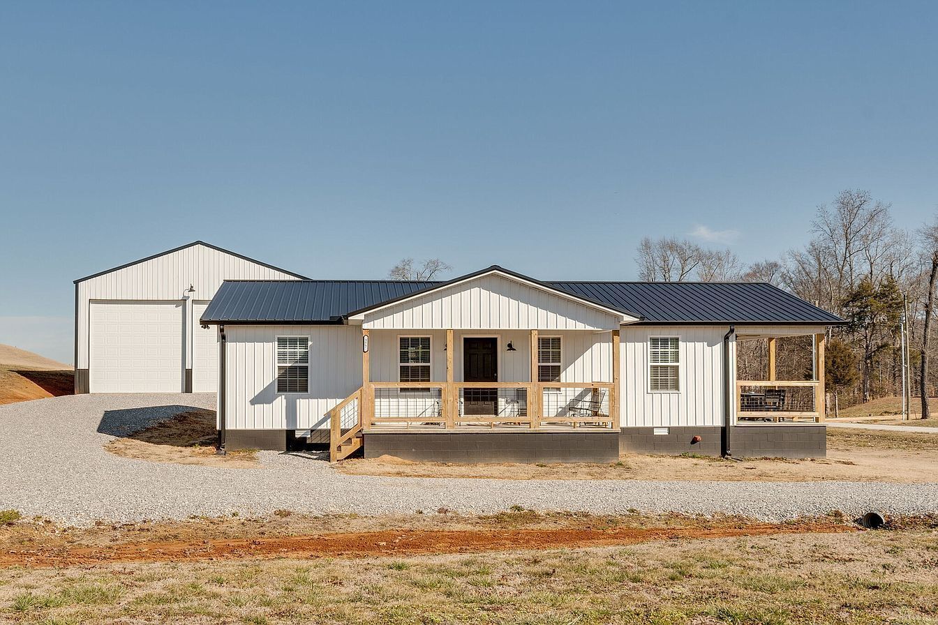 Need a break? Love to fish, boat or play golf?  The White House is perfect. 