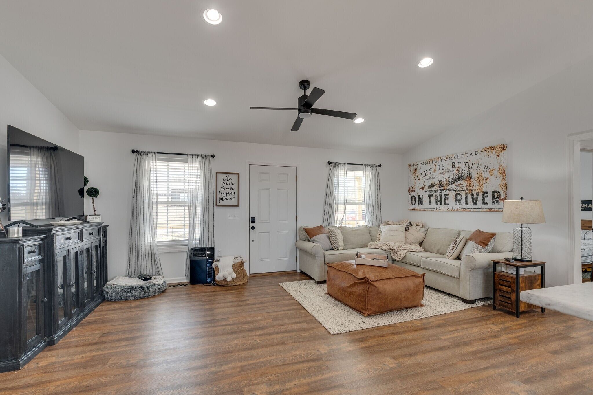 Need a break? Love to fish, boat or play golf?  The White House is perfect. 