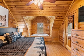 6 bedrooms, desk, WiFi, bed sheets - Springtime in the Mountains! Cheerful 5 bedroom cabin - 2 Hot Tubs & Game Room (Sevierville)