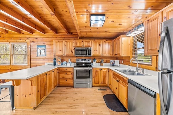 Fridge - Springtime in the Mountains! Cheerful 5 bedroom cabin - 2 Hot Tubs & Game Room (Sevierville)