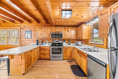 Springtime in the Mountains! Cheerful 5 bedroom cabin - 2 Hot Tubs & Game Room
