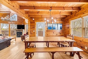 Interior - Springtime in the Mountains! Cheerful 5 bedroom cabin - 2 Hot Tubs & Game Room (Sevierville)