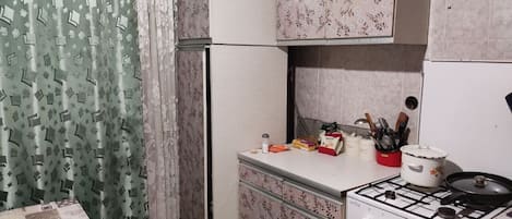 Geladeira, micro-ondas, cooktop, torradeira