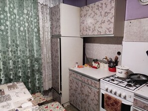 Réfrigérateur, micro-ondes, plaque de cuisson, grille-pain