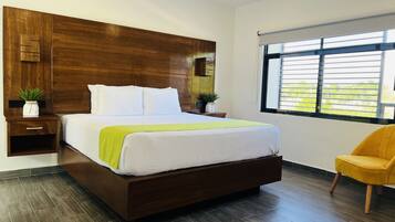 ميني بار ومكتب ومساحة عمل للكمبيوتر المحمول وواي فاي مجانًا