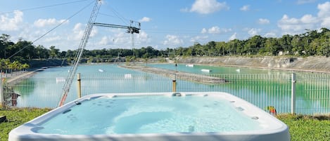 Bañera de hidromasaje al aire libre