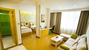 Una habitación de hotel con una cama, un sofá, un escritorio y una silla.