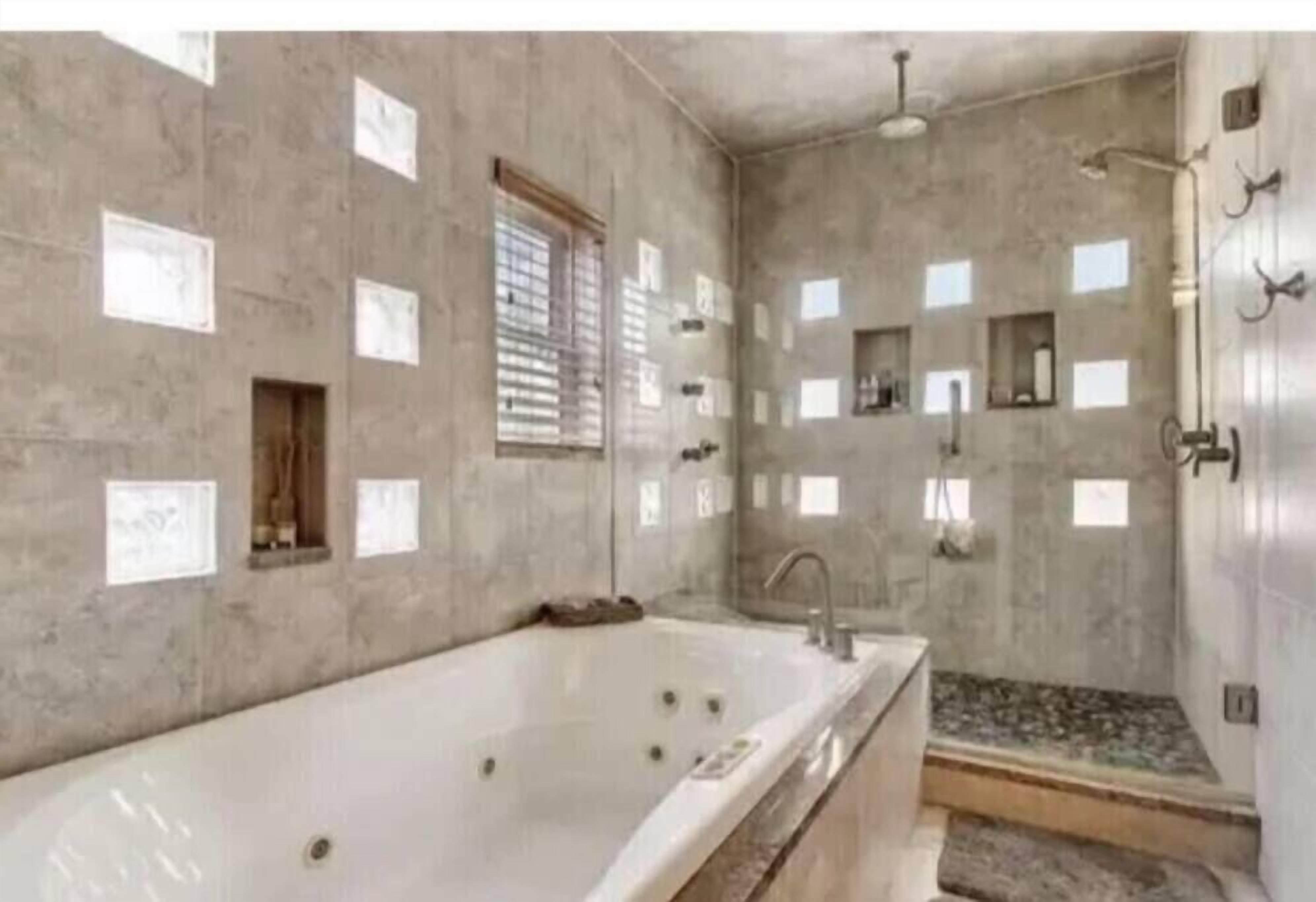 Retreat by the beach, Gulf views, roof top hot tub