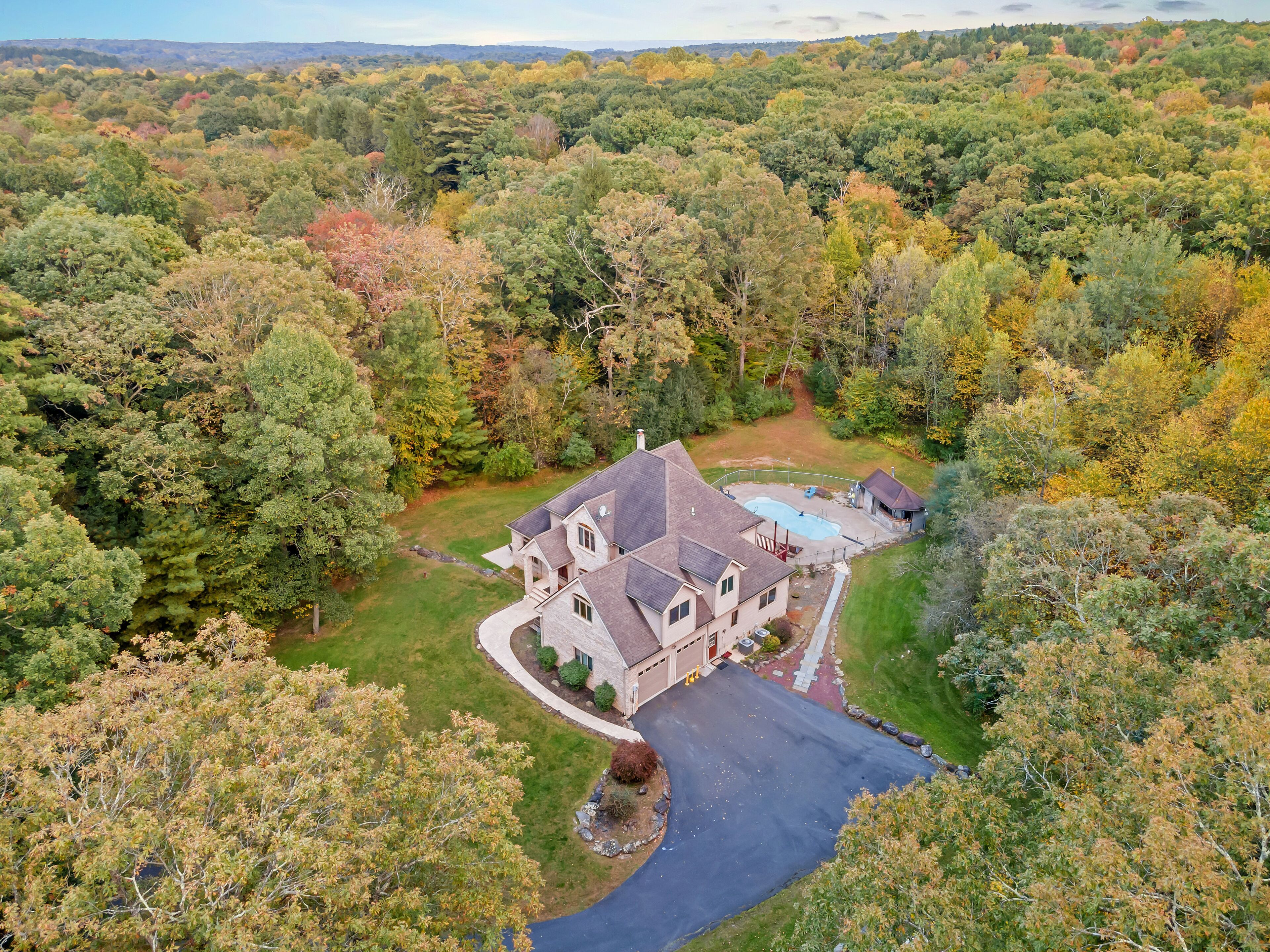  HotTub, Game Room, Fireplace & More - Family Friendly! 5 bedroom sleeps 12!