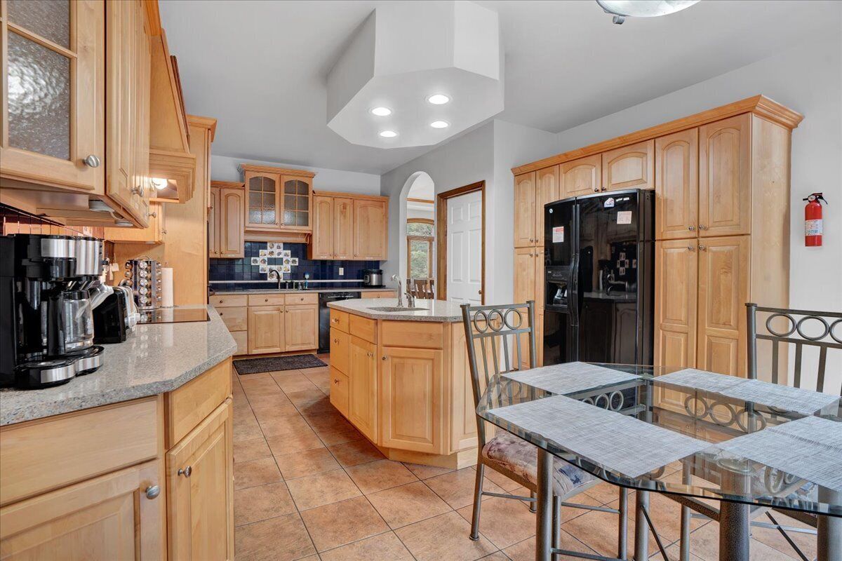  HotTub, Game Room, Fireplace & More - Family Friendly! 5 bedroom sleeps 12!