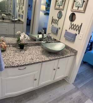 Combined shower/bathtub, hair dryer, towels, soap