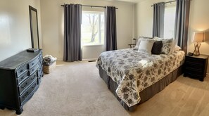 3 bedrooms, desk, iron/ironing board, WiFi - Welcome to Stonehouse Farm where our guests are treated to quiet country living. (Greenwood)