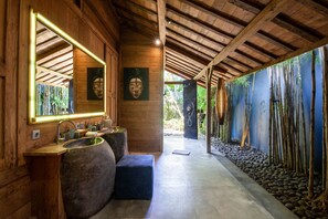 Dusj, hårføner, håndklær og sjampo