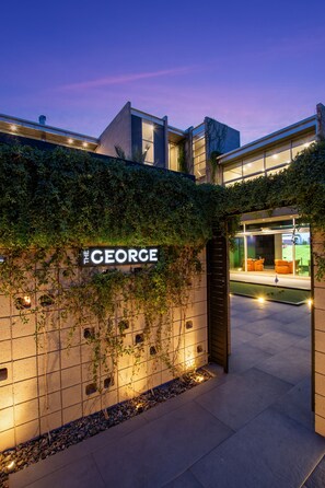 A modern building with a sign reading "THE GEORGE" at night. - The George – Exclusive micro-hotel in Old Town Scottsdale w/ TrackMan Golf Simulator (Scottsdale)