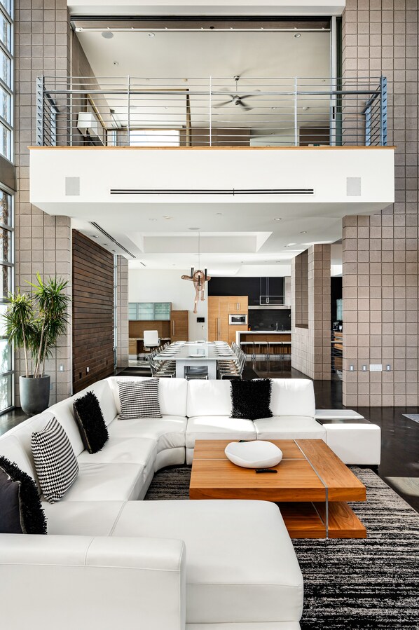 Interior - The George – Exclusive micro-hotel in Old Town Scottsdale w/ TrackMan Golf Simulator (Scottsdale)