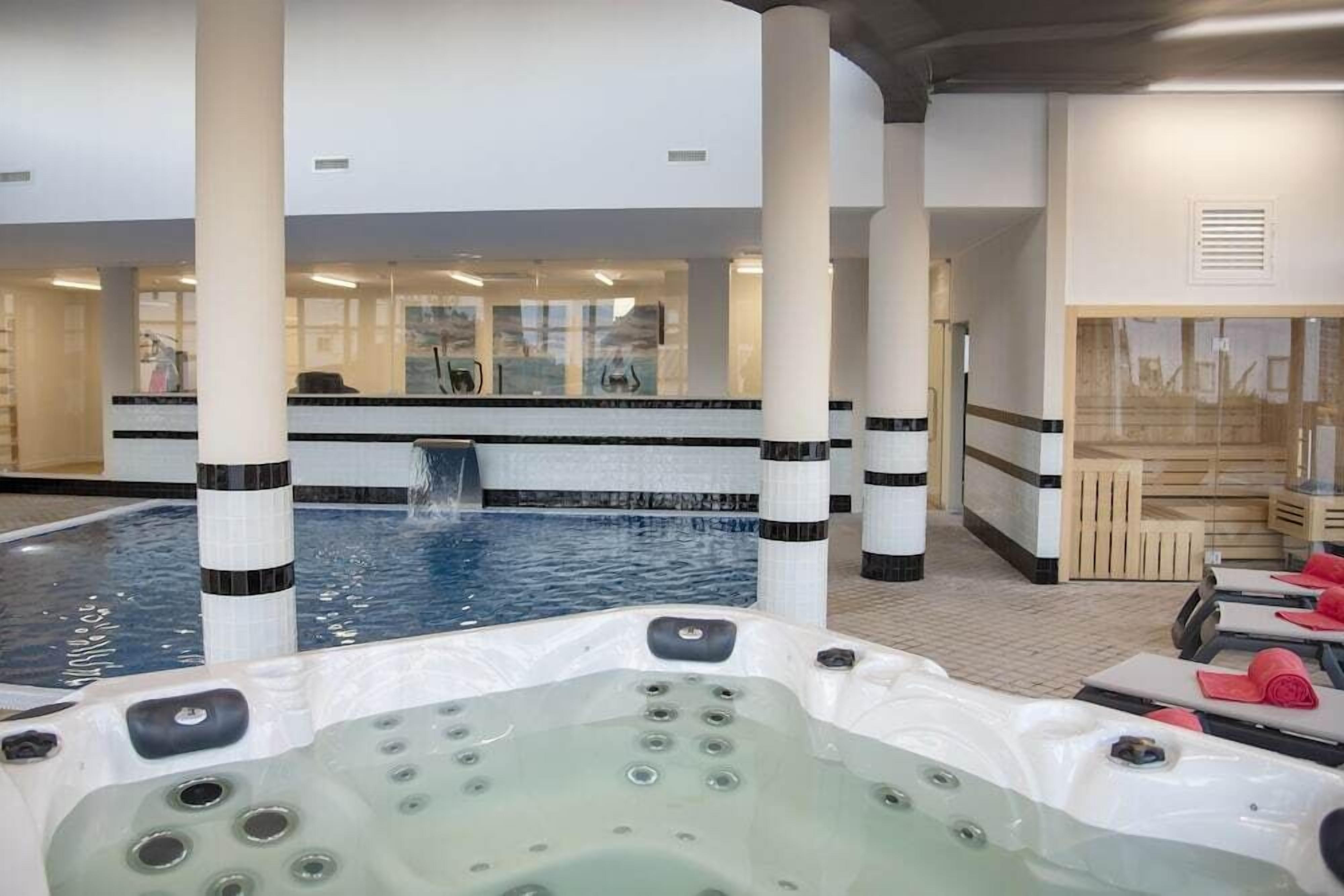 室内游泳池，室外游泳池