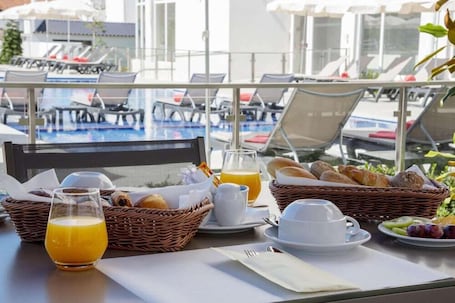 Outdoor dining. Luna Hotel de Tabua Nature & Wellness
