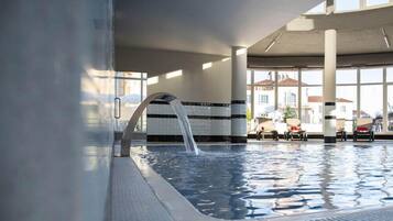 Una piscina cubierta, una piscina al aire libre