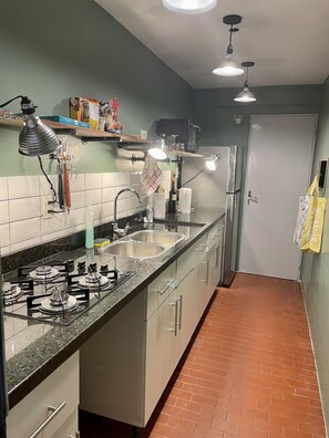 Kühlschrank, Ofen, Herdplatte, Wasserkocher mit Kaffee-/Teezubehör