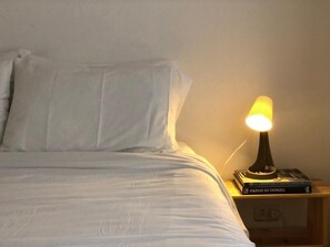 2 quartos, escrivaninha, ferros/tábuas de passar roupa