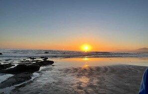 En la playa, camastros y toallas de playa 