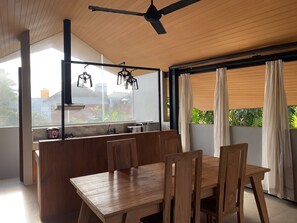 Villa, 2 Yatak Odası | Özel küçük mutfak | Buzdolabı, mikrodalga fırın 