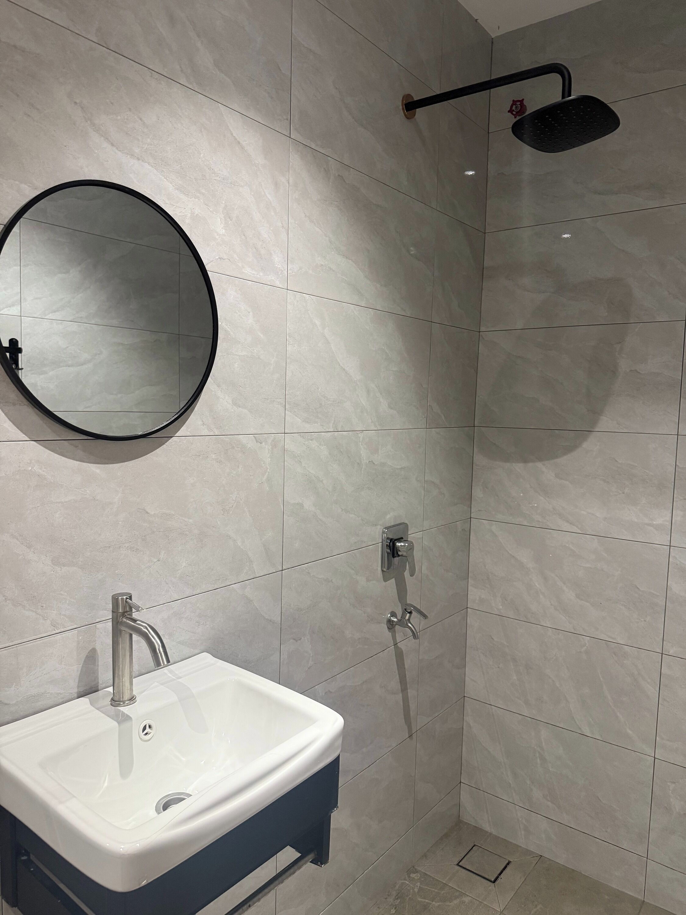 Exclusive Room | Bathroom | Shower, free toiletries, towels
