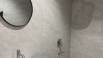 Exclusive Room | Bathroom | Shower, free toiletries, towels