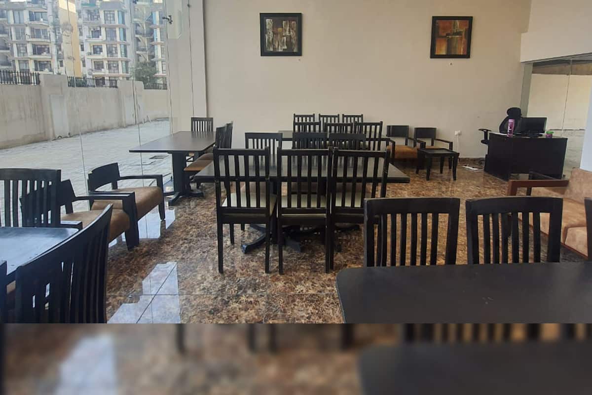 Basic Shared Dormitory, Mixed Dorm | Dapur berkongsi | Sebuah ketuhar gelombang mikro di kawasan bersama