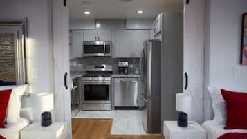 Fridge, microwave, stovetop, dishwasher