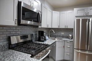 Kühlschrank, Mikrowelle, Herdplatte, Geschirrspüler