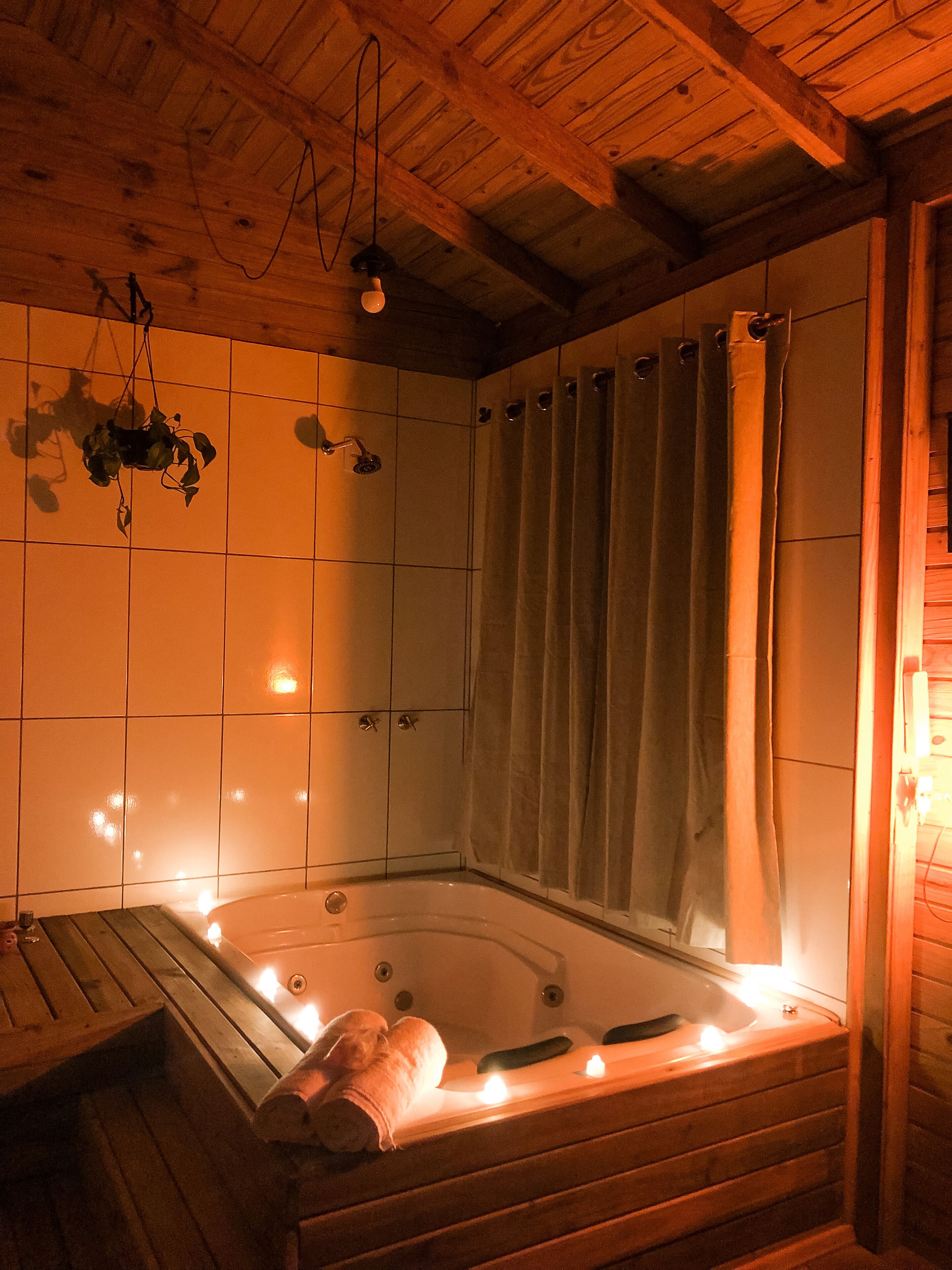 Combined shower/tub, hair dryer, towels
