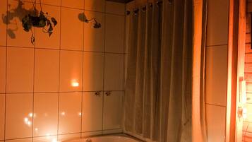 Combined shower/tub, hair dryer, towels