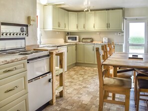 Dishwasher - 3 bedroom accommodation in Llanddeiniolen, near Bangor (Llanddeiniolen, near Bangor)