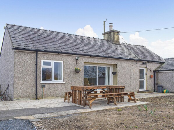 Outdoor dining - 3 bedroom accommodation in Llanddeiniolen, near Bangor (Llanddeiniolen, near Bangor)