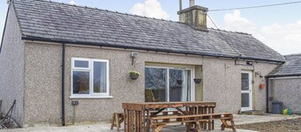 3 bedroom accommodation in Llanddeiniolen, near Bangor