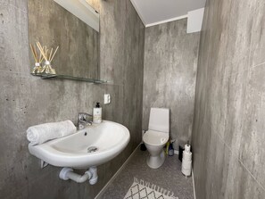 تجهيزات دش، مستلزمات مجانية للعناية الشخصية، مجففات شعر، مناشف