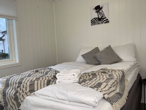 3 عدّة غرف نوم وخدمة الإنترنت وملاءات أسرّة