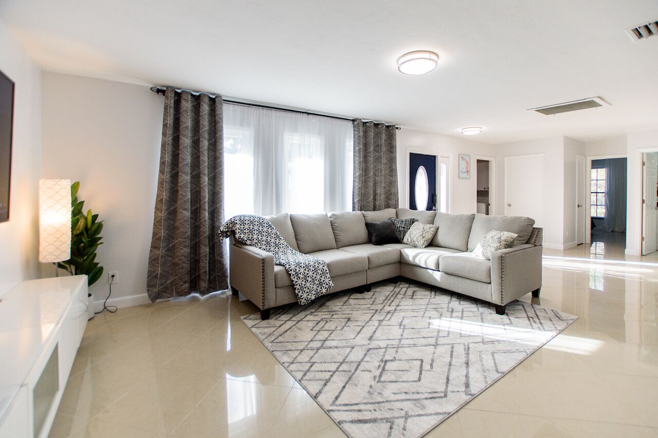 Fort Myers Spacious Retreat! Great for Families, Golf, Baseball getaway!