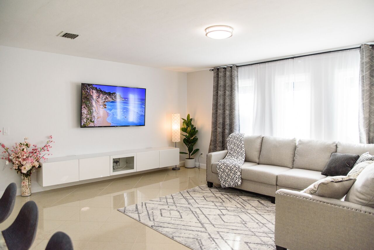 Fort Myers Spacious Retreat! Great for Families, Golf, Baseball getaway!