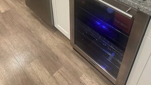 Una cocina equipada con lavavajillas, horno y diversos electrodomésticos.