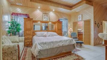 4 bedrooms, in-room safe, desk, iron/ironing board