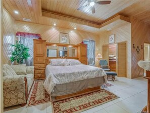 4 bedrooms, in-room safe, desk, iron/ironing board