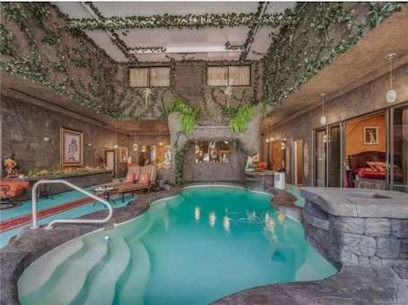屋内プール、温水プール. Entire 4 Suite Botique Hotel like home w/ Indoor Pool & Waterfalls