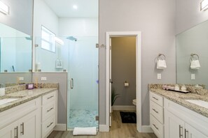Badewanne, Haartrockner, Handtücher, Seife