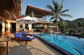 حمّام سباحة خارجي