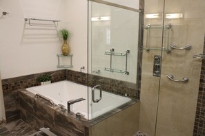 Combined shower/bathtub, jetted bath, hair dryer, towels